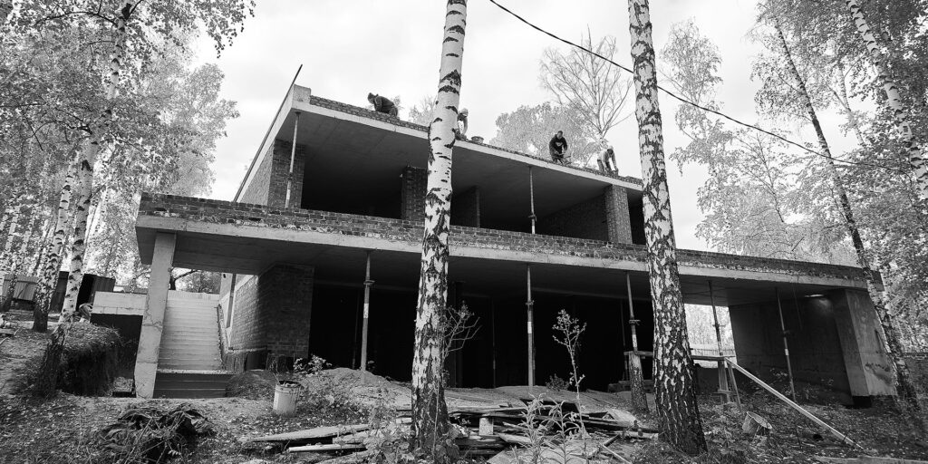 Сучасний двоповерховий будинок WW MD HOUSE на рель’єфі