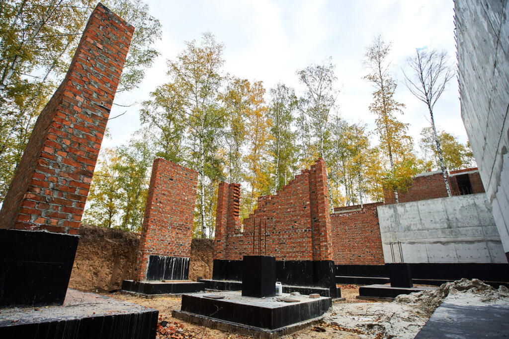 Сучасний двоповерховий будинок WHITEWOOD AK HOUSE на рель’єфі